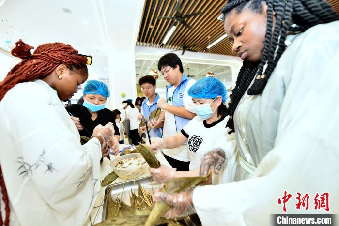 奇趣分分彩：福州：大学外籍留学生体验端午民俗
