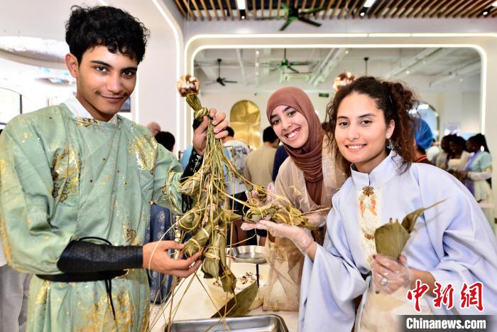 奇趣分分彩：福州：大学外籍留学生体验端午民俗