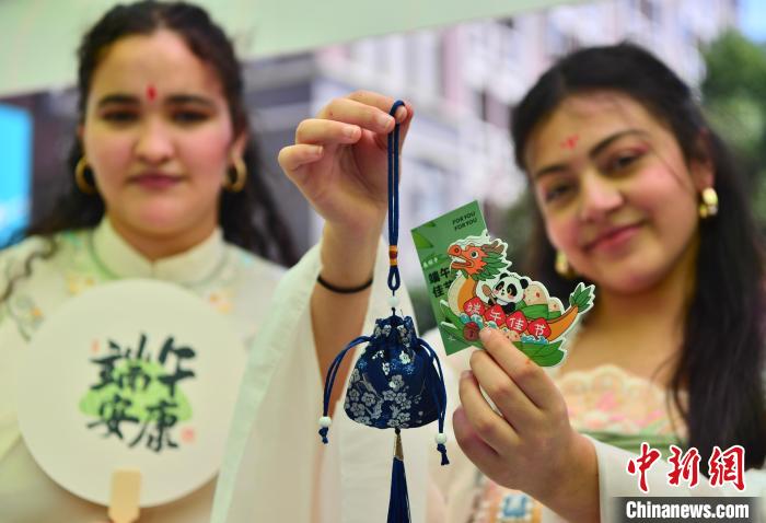 奇趣分分彩：福州：大学外籍留学生体验端午民俗