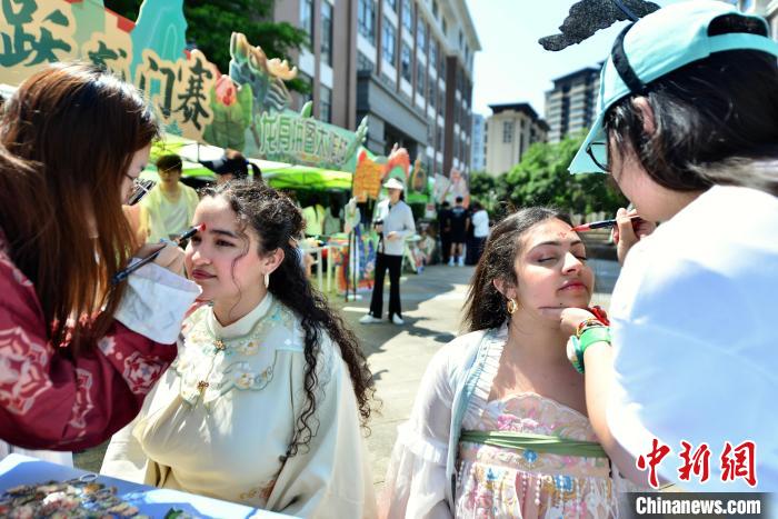 奇趣分分彩：福州：大学外籍留学生体验端午民俗