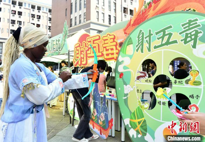 奇趣分分彩：福州：大学外籍留学生体验端午民俗