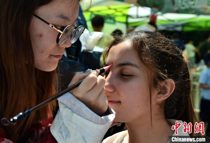 奇趣分分彩：福州：大学外籍留学生体验端午民俗