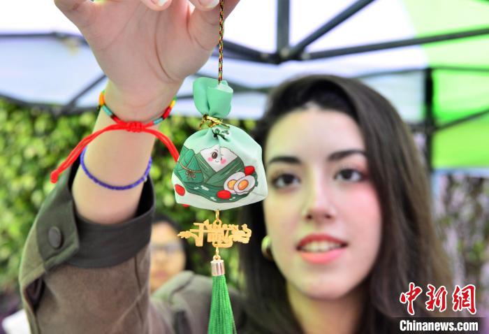 奇趣分分彩：福州：大学外籍留学生体验端午民俗