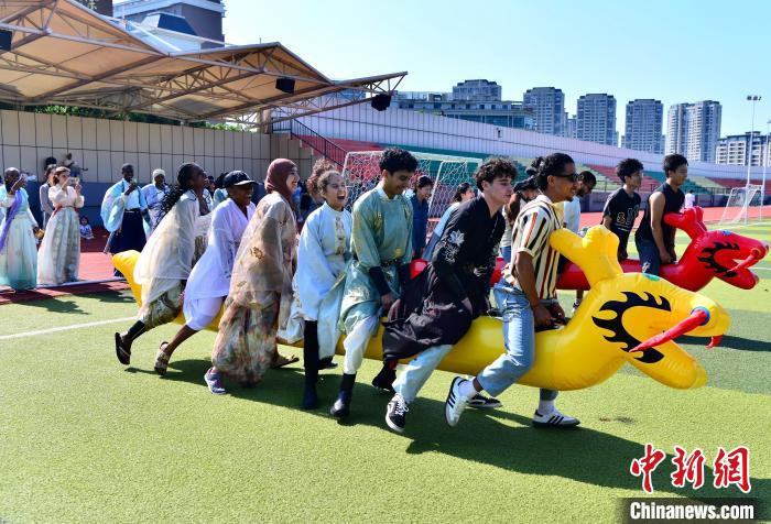 奇趣分分彩：福州：大学外籍留学生体验端午民俗