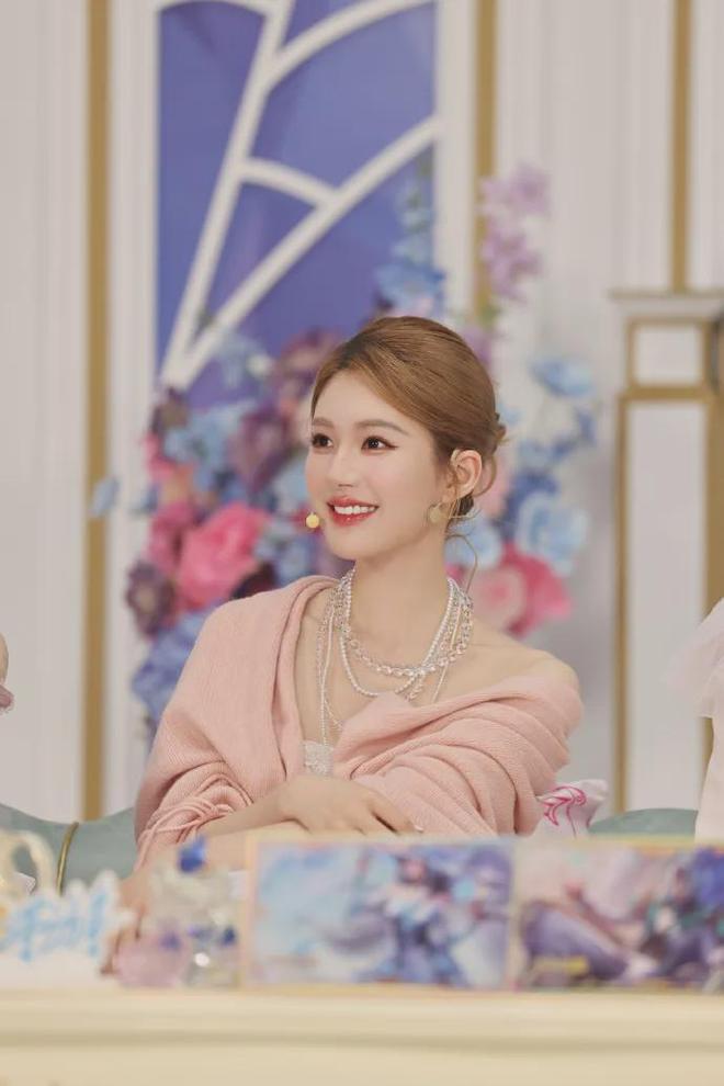 河内1.5分彩:赵露思陷“假助农”风波,带货苹果汁被指价格是同类产品3倍,店铺疑是自己人开的,闺蜜回应:至少农户都因增收而开心,要不你来?